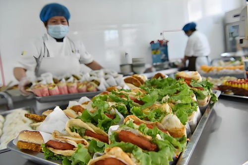 食品安全不容忽視,淄博家長(zhǎng)老師陪學(xué)生吃飯,陪餐制度值得推廣